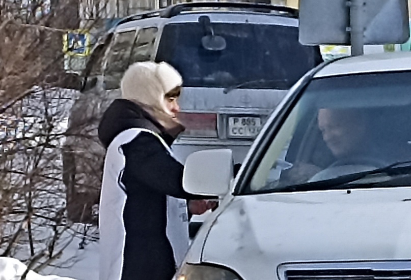 Волонтёры провели поздравительную акцию.