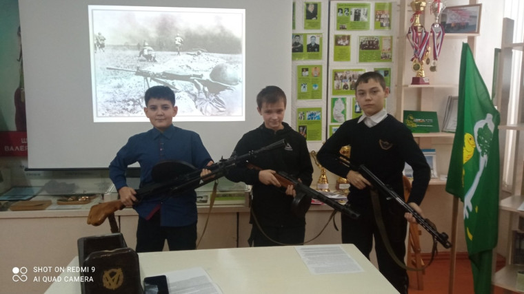 В школьном музее состоялась встреча шестиклассников с руководителем клуба альтернативной стрельбы "Фаертаг"..